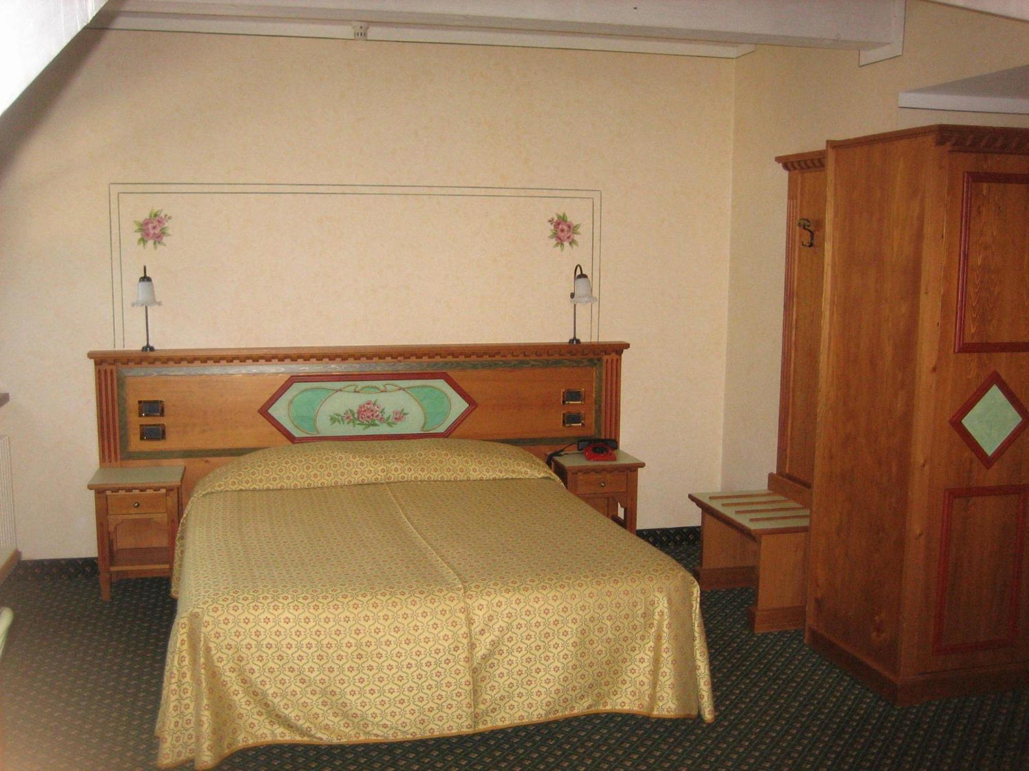 Hotel Ideal Мадонна-ди-Кампильо Экстерьер фото