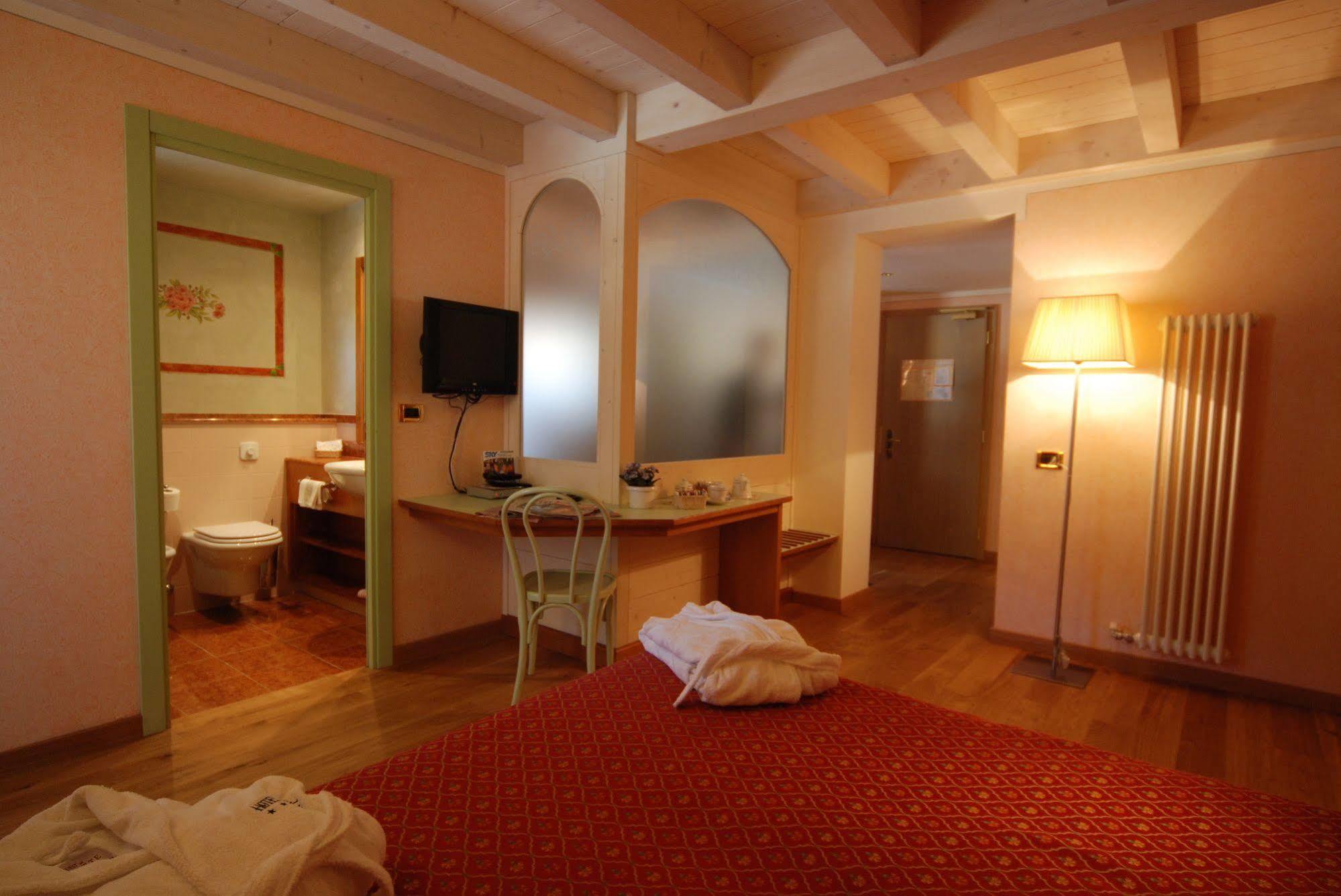 Hotel Ideal Мадонна-ди-Кампильо Экстерьер фото